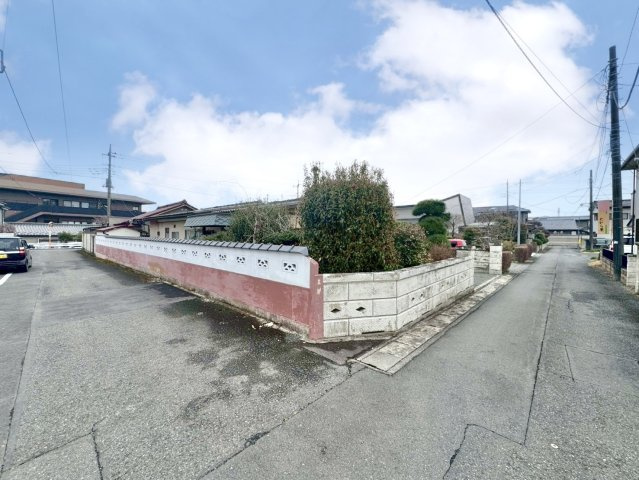 【中古戸建】桐生市広沢町1丁目の外観|■外観｜角地のため風通しが良く開放感があり、隣接する建物が少なくプライバシーを確保しやすいのがメリットです♪