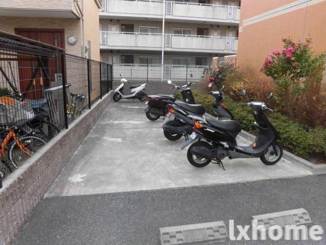 デル　スール　ラ　ローザの駐車場|車をお持ちの方に嬉しい駐車場付きの物件です