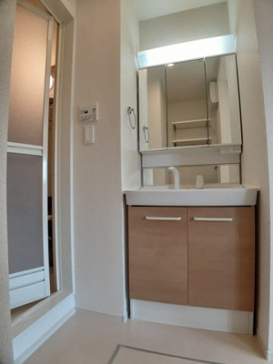 【洗面所】 | ア・ソレイアード | 明るい洗面所です