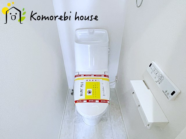 さいたま市北区日進町1728①　新築一戸建て　ミラスモシリーズ　01のトイレ|落ち着いた色調のトイレです