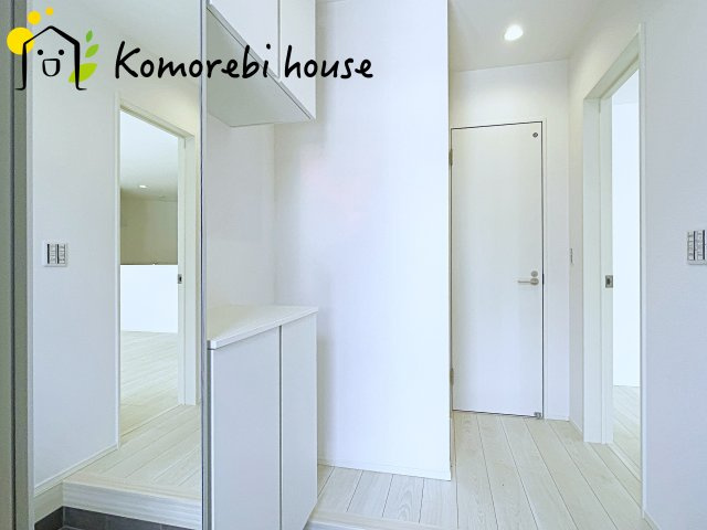 さいたま市北区日進町1728①　新築一戸建て　ミラスモシリーズ　01の玄関|落ち着いた玄関です