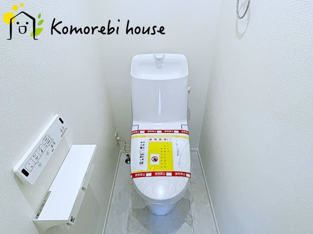 さいたま市北区日進町1728①　新築一戸建て　ミラスモシリーズ　01のトイレ|落ち着いた色調のトイレです