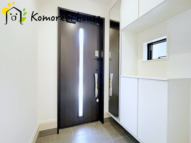 さいたま市北区日進町1728①　新築一戸建て　ミラスモシリーズ　01の玄関|収納もある玄関です