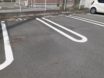 【駐車場】 | ブルーメ野里Ｂ | 車をお持ちの方に嬉しい駐車場付きの物件です