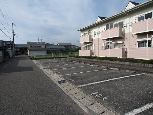 ファミィール永和の駐車場