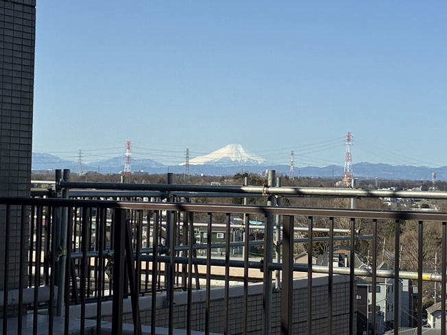【展望】 | コスモふじみ野センターフォーラム（朝霞店） | 2026年3月撮影
お天気が良い日にはルーフバルコニーから富士山が望めます！
10階南西角住戸の陽当・眺望をぜひ現地でご体感ください◎