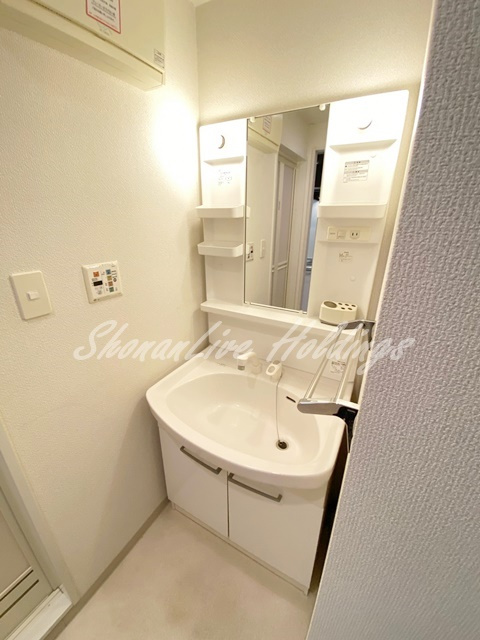 厚木市旭町５丁目の賃貸マンションの洗面所|シャワー付き洗面台♪