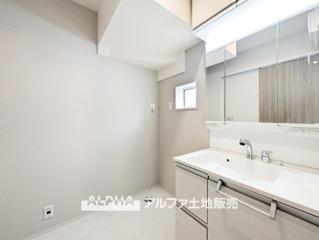 新築戸建　昭島市緑町3丁目　全2棟のランドリースペース|【Laundry space】
◆ランドリースペース◆広々した空間で雨の日でも十分に洗濯物を乾かすことが出来ます。バスルームには浴室換気乾燥機も付いているので重宝しますね。