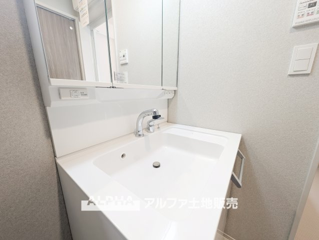 新築戸建　昭島市緑町3丁目　全2棟の独立洗面台|【Vanit】◆洗面台◆身支度がしやすい洗面台は、収納力にも配慮した設計。朝の準備から帰宅後まで、家族みんなが使いやすい空間です。