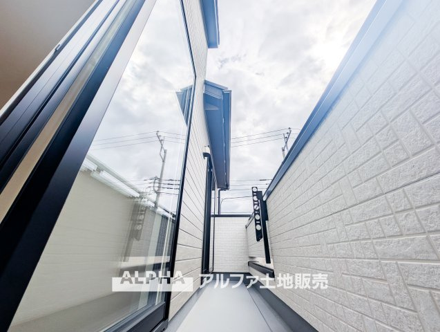 新築戸建　昭島市緑町3丁目　全2棟のバルコニー|【Balcony】◆バルコニー◆日当たりの良いバルコニーは、洗濯物がよく乾くだけでなく、外の空気を感じながらひと息つける場所。暮らしに心地よい余白をもたらします。