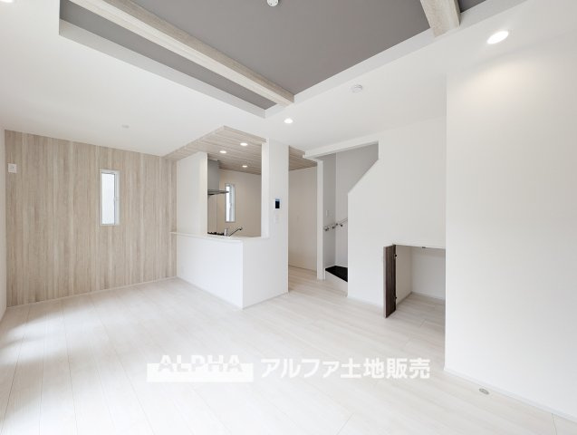 新築戸建　昭島市緑町3丁目　全2棟の居間・リビング|【restful 】
◆日々の暮らしの中で◆少し照明を意識すると住空間がよくなり安らげる住まいへと変わって行く。ダウンライトの明かりと、広い空間で家族の暮らしが向上する。