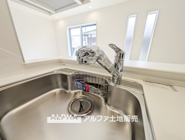 新築戸建　昭島市緑町3丁目　全2棟のキッチン|【Water cleaner】
◆浄水器◆蛇口から流れ出すお水はクリーンでいつも楽しめます。また浄水器内臓シャワー混合栓なので場所取らずのスッキリとしたスタイルです。