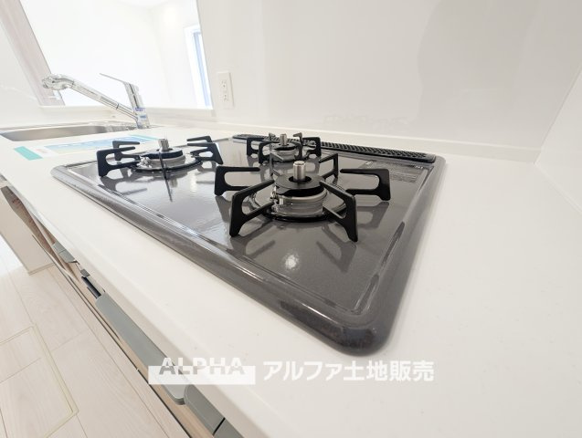 新築戸建　昭島市緑町3丁目　全2棟のキッチン|【gas stove】◆ガスコンロ◆使い勝手に配慮されたガスコンロを備えたキッチン。火力調整がしやすく、毎日の調理がスムーズに進み、家事の時間を心地よく支えてくれます