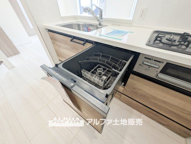 新築戸建　昭島市緑町3丁目　全2棟のキッチン|【Food washing machine】
◆食洗機◆お子様の面倒を見れる時間が増え時短になります。加えて手荒れも防げてしかも節水が高い為、大変人気があり重宝します。