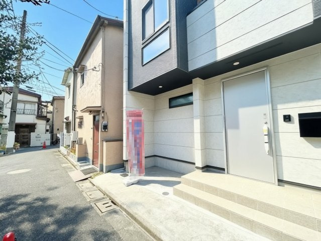 北区赤羽西4丁目　新築戸建の前面道路含む現地写真|暮らす人を優しく包み込むくつろぎの邸宅。

現地ご見学希望・資料請求などお気軽にお問い合わせ下さい！
03-5990-5201
