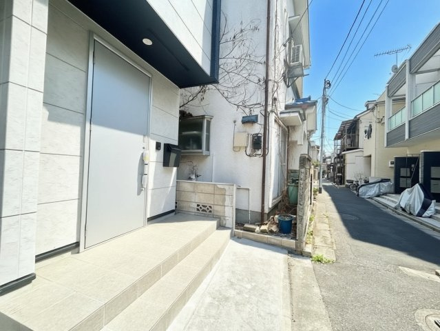 北区赤羽西4丁目　新築戸建の前面道路含む現地写真|子育てしやすい住環境！教育施設や商業施設も徒歩圏内に充実。

現地ご見学希望・資料請求などお気軽にお問い合わせ下さい！
03-5990-5201