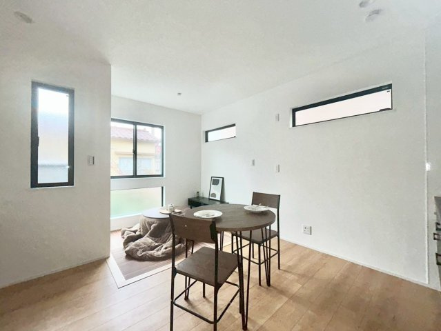 北区赤羽西4丁目　新築戸建の居間・リビング|窓を多く設けているので陽当たり・通風良好です！

現地ご見学希望・資料請求などお気軽にお問い合わせ下さい！
03-5990-5201