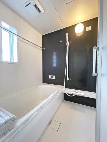 新築戸建・新築建売　郡山市安積町笹川第7　永盛小・安積中の浴室|浴室には小窓がついており簡単に換気が可能！一日の疲れを癒してくれるお風呂空間！