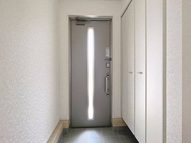 新築戸建・新築建売　郡山市安積町笹川第7　永盛小・安積中の玄関|玄関ドアから日差しが入り明るい空間です！