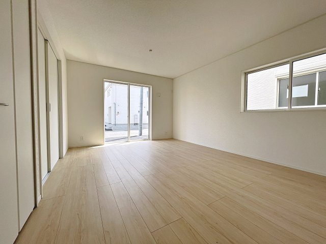 新築戸建・新築建売　郡山市安積町笹川第7　永盛小・安積中の居間・リビング|16帖のLDKは大きな窓から日差しが入り明るく快適な家族団らんスペースです！