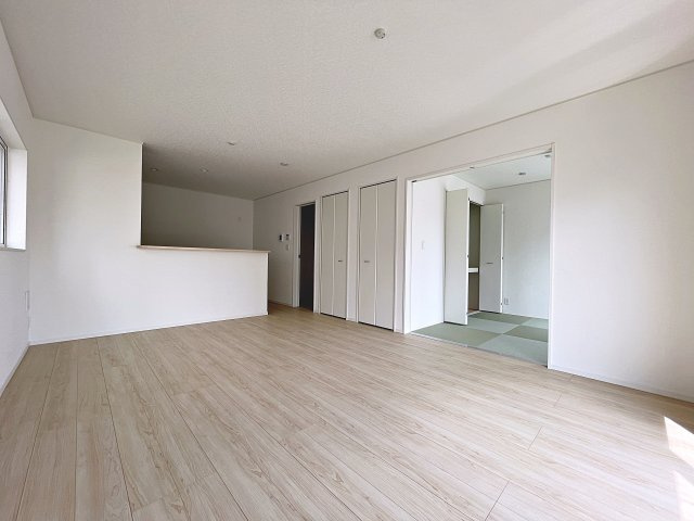 新築戸建・新築建売　郡山市安積町笹川第7　永盛小・安積中の居間・リビング|リビング収納が多く便利！隣の和室と合わせると更に開放的な空間です！