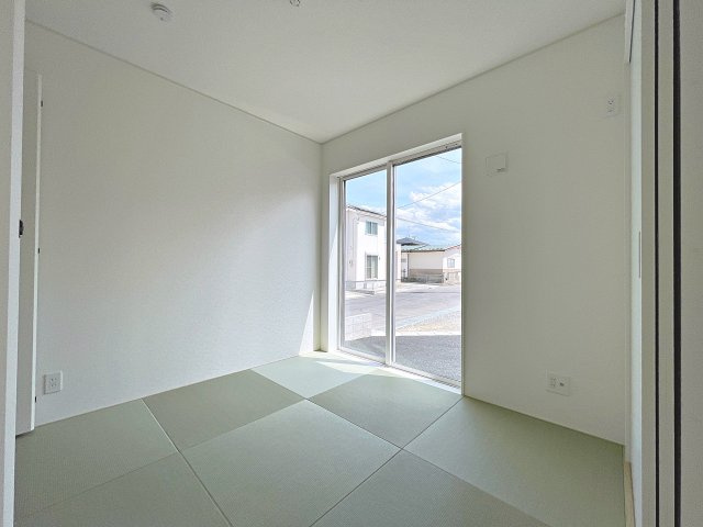 新築戸建・新築建売　郡山市安積町笹川第7　永盛小・安積中の和室|畳のぬくもりが心地いい和室。リビングから見守ることができ、お子様のお昼寝や遊び場に最適です！