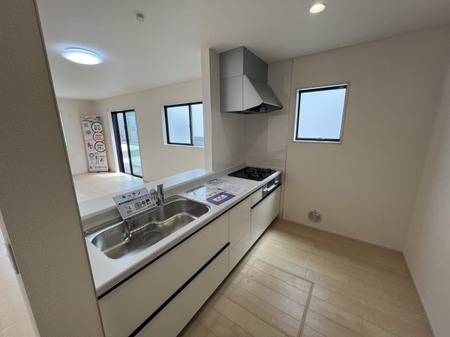 あきる野市伊奈　新築戸建全15棟のキッチン|キッチンスペースは家族並んで料理してもゆとりのある広さです♪