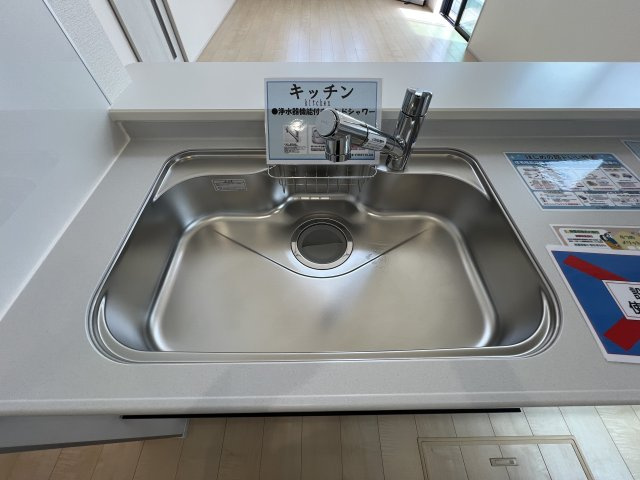 あきる野市伊奈　新築戸建全15棟のキッチン|浄水器付きシンク