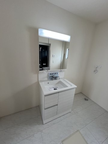 あきる野市伊奈　新築戸建全15棟の独立洗面台|身だしなみを整えやすく、収納たっぷりの三面鏡付洗面化粧台☆