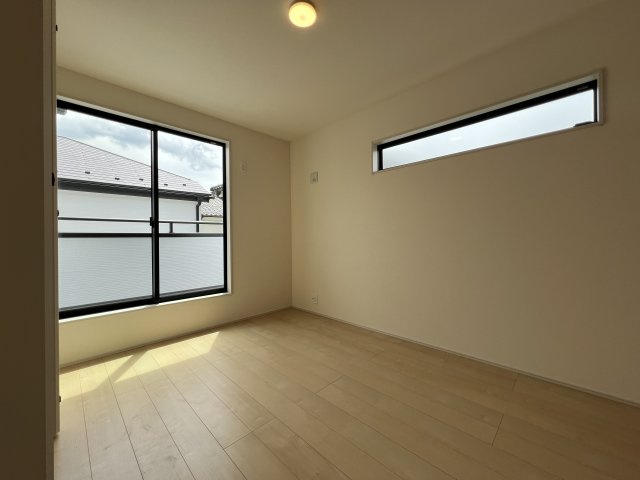 あきる野市伊奈　新築戸建全15棟の洋室|【洋室1】バルコニーに面した明るい室内♪