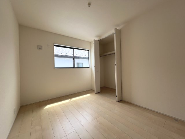 あきる野市伊奈　新築戸建全15棟の洋室|【洋室2】収納スペース