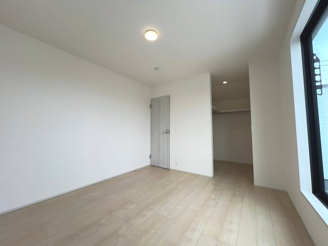 あきる野市伊奈　新築戸建全15棟の洋室|【洋室3】季節物の衣類もスッキリ収納できるウォークインクロゼット付き