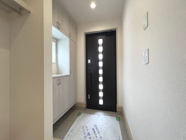 あきる野市伊奈　新築戸建全15棟の玄関|シューズボックス＋ハンガーパイプ付きの玄関