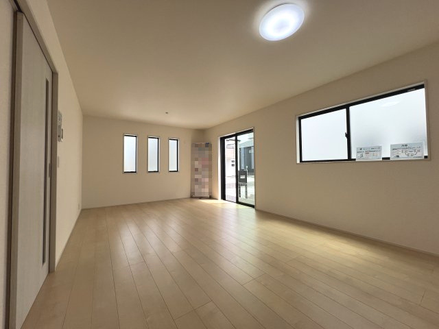 あきる野市伊奈　新築戸建全15棟の居間・リビング|インテリアの映える広々としたリビング。室内明るく、ゆったり快適に過ごせます♪