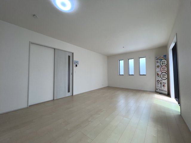あきる野市伊奈　新築戸建全15棟の居間・リビング|ご家族みんながゆったりくつろげる広々リビング。お子様が元気にはしゃぐ姿が目に浮かびます。