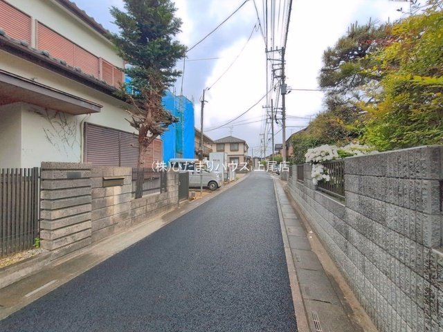 西区佐知川9期　新築戸建　KEIAIGRACE01の前面道路含む現地写真
