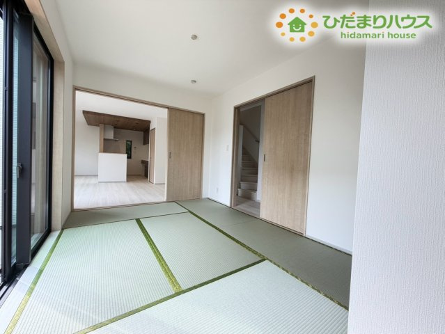熊谷市弥藤吾　新築一戸建て　いろどりアイタウン　01の和室|リビングとフラットに繋がる続き間の和室空間です！扉を開放しておけばリビングと一体化して広々と使えます！家事をしながらお子様の遊ぶ様子を見守ることができるので、子育て中のご家庭も安心ですね！