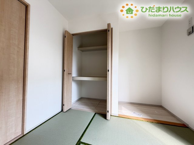 熊谷市弥藤吾　新築一戸建て　いろどりアイタウン　01の収納|奥行きのある収納スペースです。お布団や座布団はもちろん、季節物の衣類や大きめの押し入れ用収納ケースもスッキリ収まります◎来客用の備品やおもちゃの整理整頓にも大変便利にお使いいただけます！