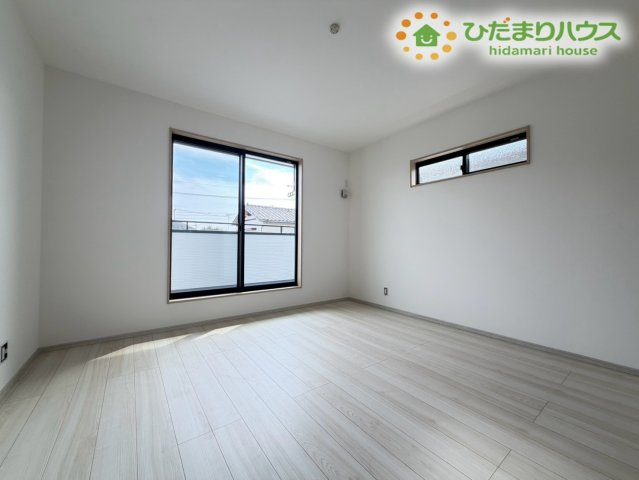 熊谷市弥藤吾　新築一戸建て　いろどりアイタウン　01の寝室|バルコニーに直接出ることができる8帖の広々とした主寝室です！大きなベッドを配置してもゆとりがあり、夫婦でゆったりとくつろげます♪朝は窓からの心地よい光を感じながら、気持ちよく目覚めることができますね！