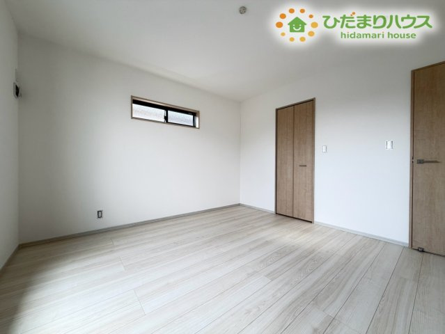 熊谷市弥藤吾　新築一戸建て　いろどりアイタウン　01の寝室|2面採光を取り入れた通気性の良いお部屋です！明るい日差しがしっかりと入り込み、室内をいつでも爽やかな空気で満たしてくれます☆2箇所の窓を開けることで風が心地よく通り抜け、一年中快適に過ごせます！