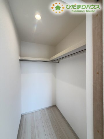 熊谷市弥藤吾　新築一戸建て　いろどりアイタウン　01の収納|服や小物をまとめて収納できる大容量のウォークインクローゼットです！ハンガーパイプがついているため、スーツやロングコートもシワをつけずに掛けられます◎スーツケースや季節の家電もまるごと保管できます！