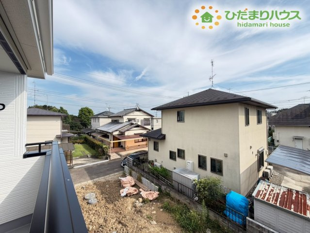 熊谷市弥藤吾　新築一戸建て　いろどりアイタウン　01の展望|2階バルコニーからの見晴らしが良い開放的なロケーションです！周囲に高い建物が少ないため遠くまで視界が広がり、心地よい風を感じられます★家事の合間に外に出て、青空を眺めながらリフレッシュできますね！