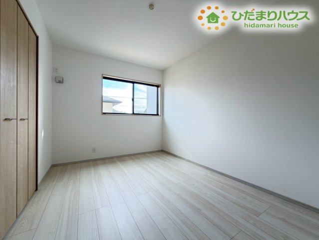 熊谷市弥藤吾　新築一戸建て　いろどりアイタウン　01の子供部屋|お子様のお部屋として使いやすいシンプルな6帖の洋室です！学習机やシングルベッドを配置しやすい綺麗なお部屋の形状となっております。窓からの光が室内を明るく照らし、勉強や遊びに集中しやすい環境です！