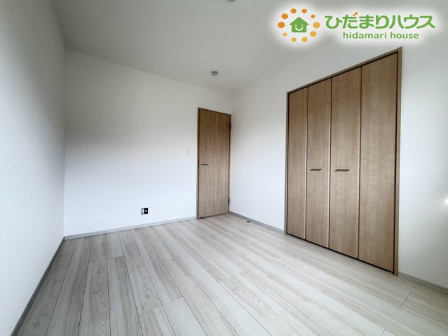 熊谷市弥藤吾　新築一戸建て　いろどりアイタウン　01の子供部屋|クローゼットを備えた使い勝手の良いお部屋です。衣服や本、おもちゃなどを自分の部屋にスッキリ整理整頓できる仕様となっております！お子様が自分だけの空間を整え、片付けの習慣を身につけるのにピッタリです！