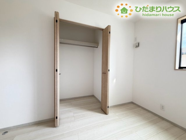 熊谷市弥藤吾　新築一戸建て　いろどりアイタウン　01の収納|各洋室にしっかりと完備された便利なクローゼット収納です！お洋服をハンガーに掛けたまま収納できるため、毎朝の服選びもスムーズに行えます！部屋の中に物が溢れず、居住スペースを広く有効活用できますね！