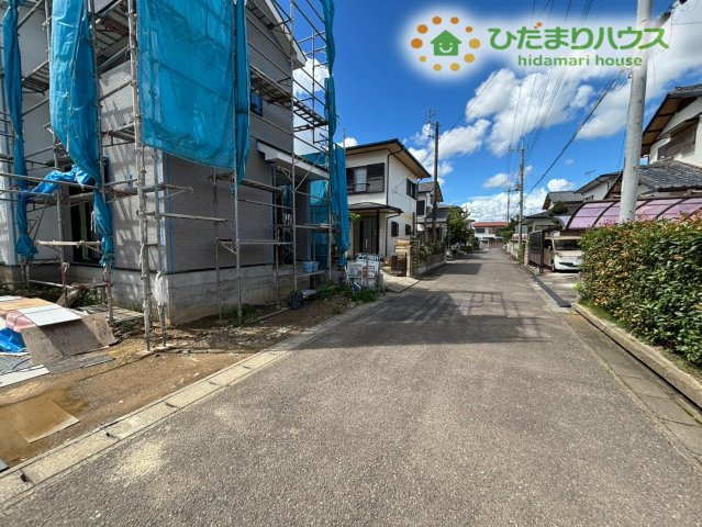 熊谷市弥藤吾　新築一戸建て　いろどりアイタウン　01の前面道路含む現地写真