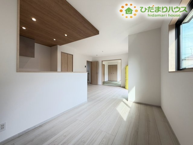 熊谷市弥藤吾　新築一戸建て　いろどりアイタウン　01の居間・リビング|清潔感あふれる白を基調とした明るいリビングです！どんな家具やカーテンとも相性が良く、お好みのインテリアコーディネートを楽しめます！お部屋全体がパッと明るく見え、心地よい開放感の中で過ごせます(^^)/