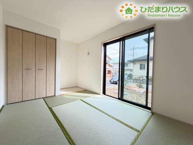 熊谷市弥藤吾　新築一戸建て　いろどりアイタウン　01の和室|6.7帖のゆったりとした和室空間です。お子様がゴロゴロとお昼寝をしたり、遊具を広げて遊ぶスペースとしても大活躍します♪畳の心地よい香りに包まれながら、足を伸ばしてゆったりと休憩することができますね！