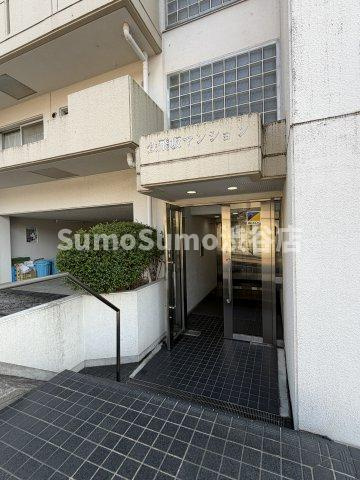 鉄飛坂マンションのエントランス