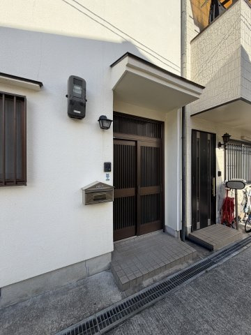 久保町３丁目貸家のエントランス